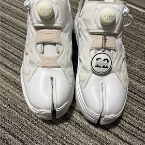 Maison Margiela
X Reebok White Insta Pump Tabi Sneaker